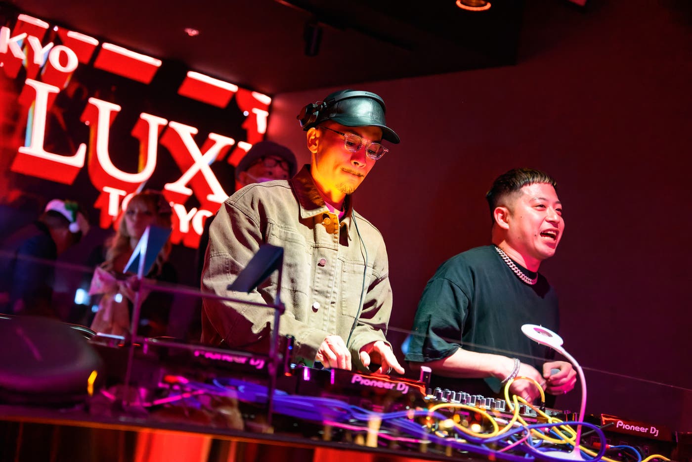 (左から)DJ KEKKE、MC BULL(提供画像)