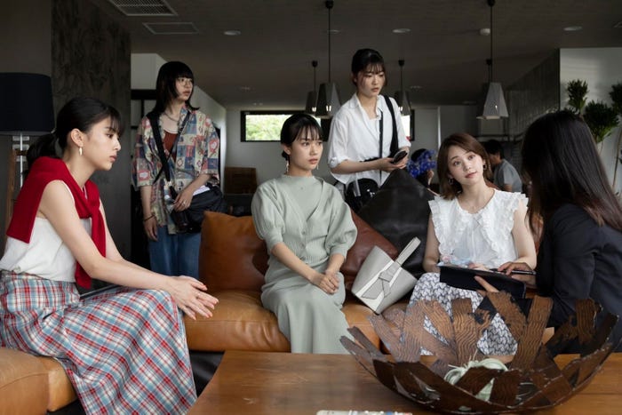 (左から)出口夏希、新井舞良、那須ほほみら(C)日本テレビ
