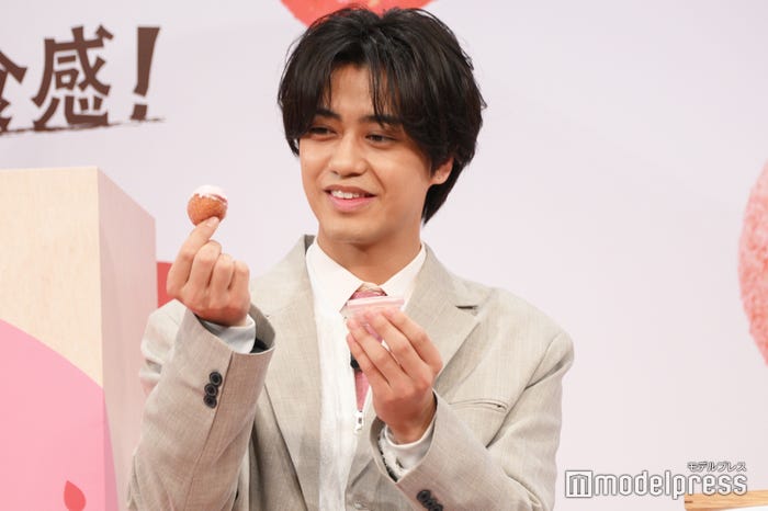 うどーなつを何個も頬張っていた高橋海人(C)モデルプレス