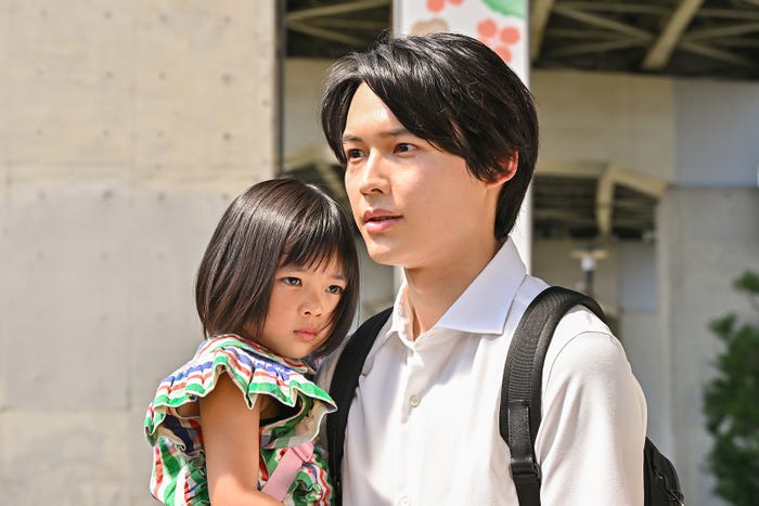 倉田瑛茉、松村北斗「西園寺さんは家事をしない」第5話より(C)TBS