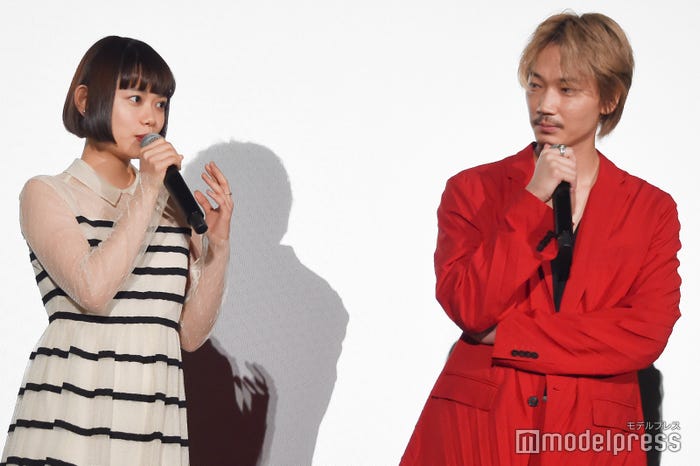 (左から)杉咲花、綾野剛(C)モデルプレス