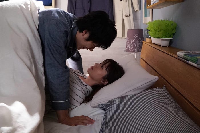 松山ケンイチ、深田恭子/「隣の家族は青く見える」第1話より(C)フジテレビ