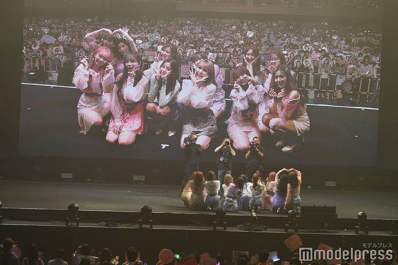 観客と記念撮影するIZ*ONEメンバー （C）モデルプレス
