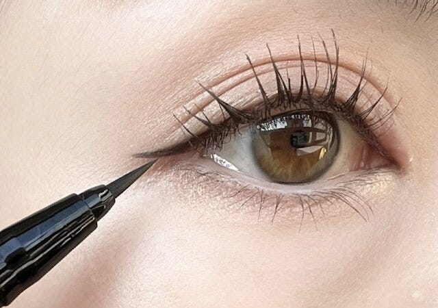 アイライナーは、ビューラー後に引くのが今では常識！