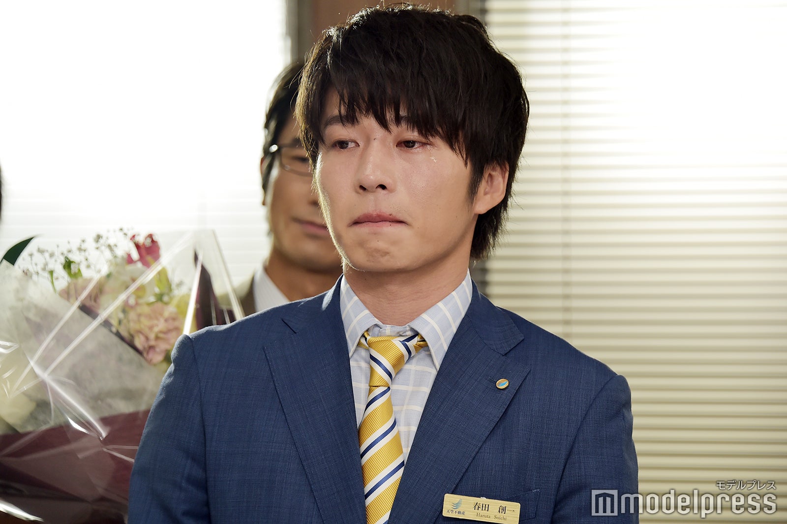 泣き顔で吉田鋼太郎の言葉を噛みしめる田中圭。（C）モデルプレス