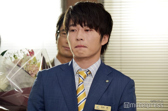 泣き顔で吉田鋼太郎の言葉を噛みしめる田中圭。(C)モデルプレス