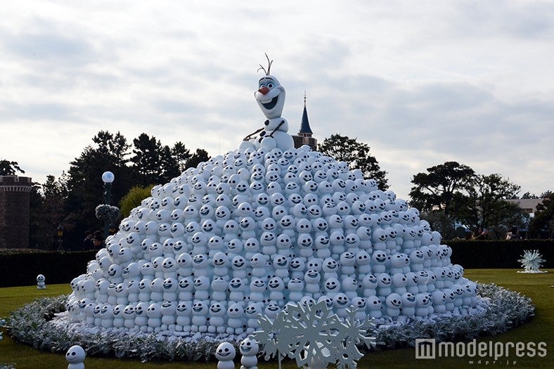 オラフとスノーギースのフォトスポット（C）モデルプレス