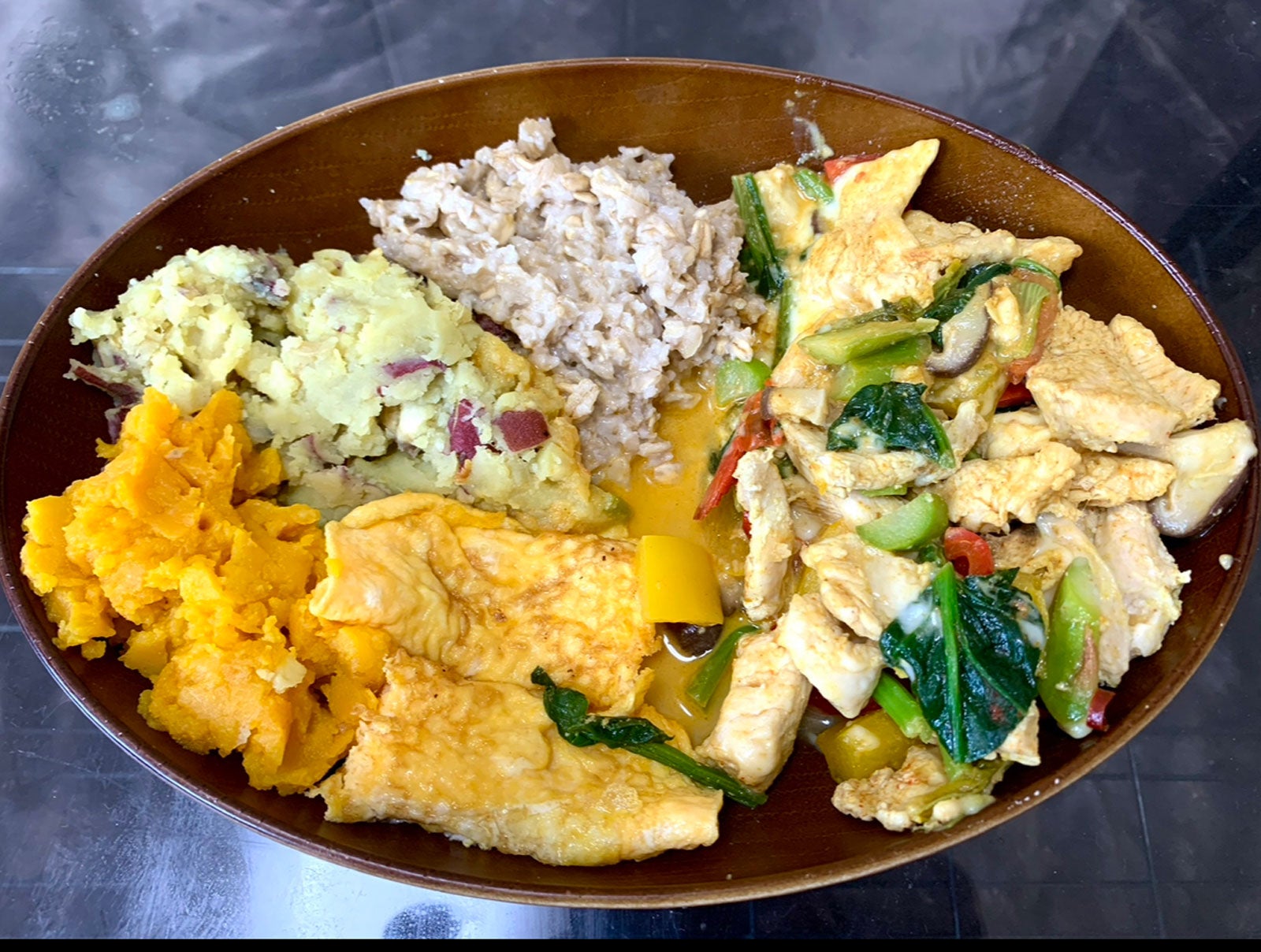 山本賢太アナの食事／（左下から時計回りで）カボチャ、サツマイモ、オートミール、鶏胸肉とキノコとほうれん草とミニトマトを一緒に炒めたもの、卵焼き（提供写真）