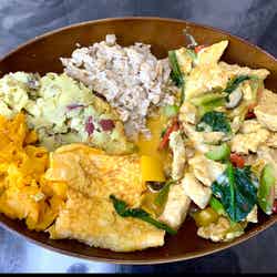 山本賢太アナの食事／（左下から時計回りで）カボチャ、サツマイモ、オートミール、鶏胸肉とキノコとほうれん草とミニトマトを一緒に炒めたもの、卵焼き（提供写真）
