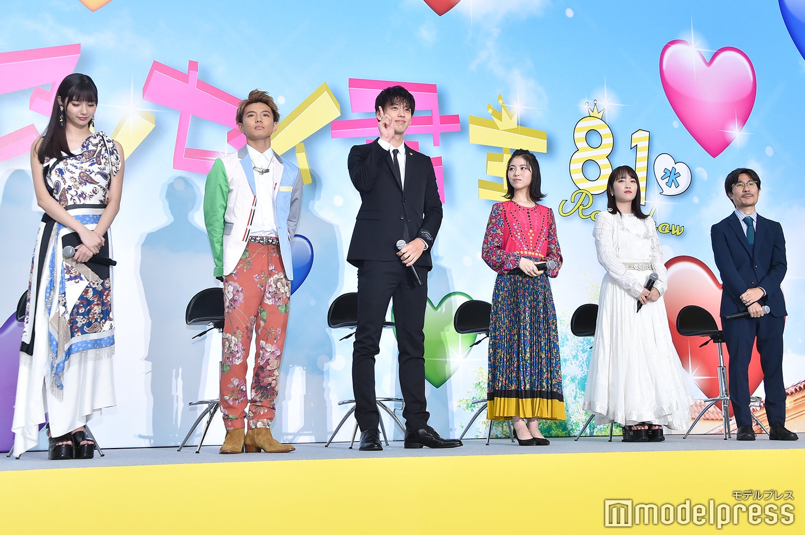 （左から）新川優愛、佐藤大樹、竹内涼真、浜辺美波、川栄李奈、月川翔監督（C）モデルプレス