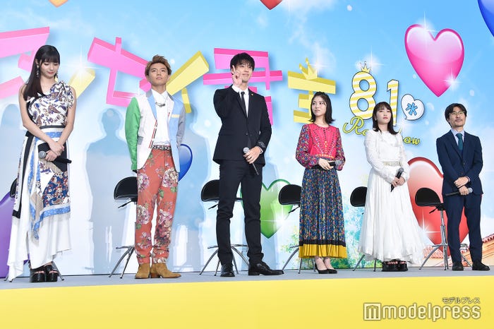 (左から)新川優愛、佐藤大樹、竹内涼真、浜辺美波、川栄李奈、月川翔監督(C)モデルプレス