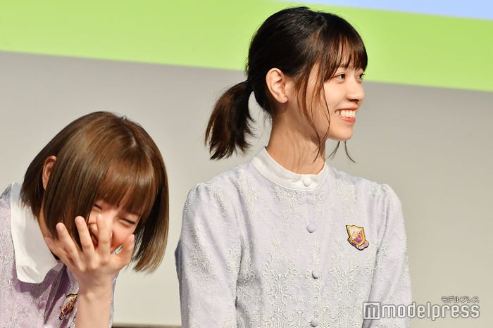 通常反応の中田花奈、“いけちゃった”西野七瀬 (C)モデルプレス