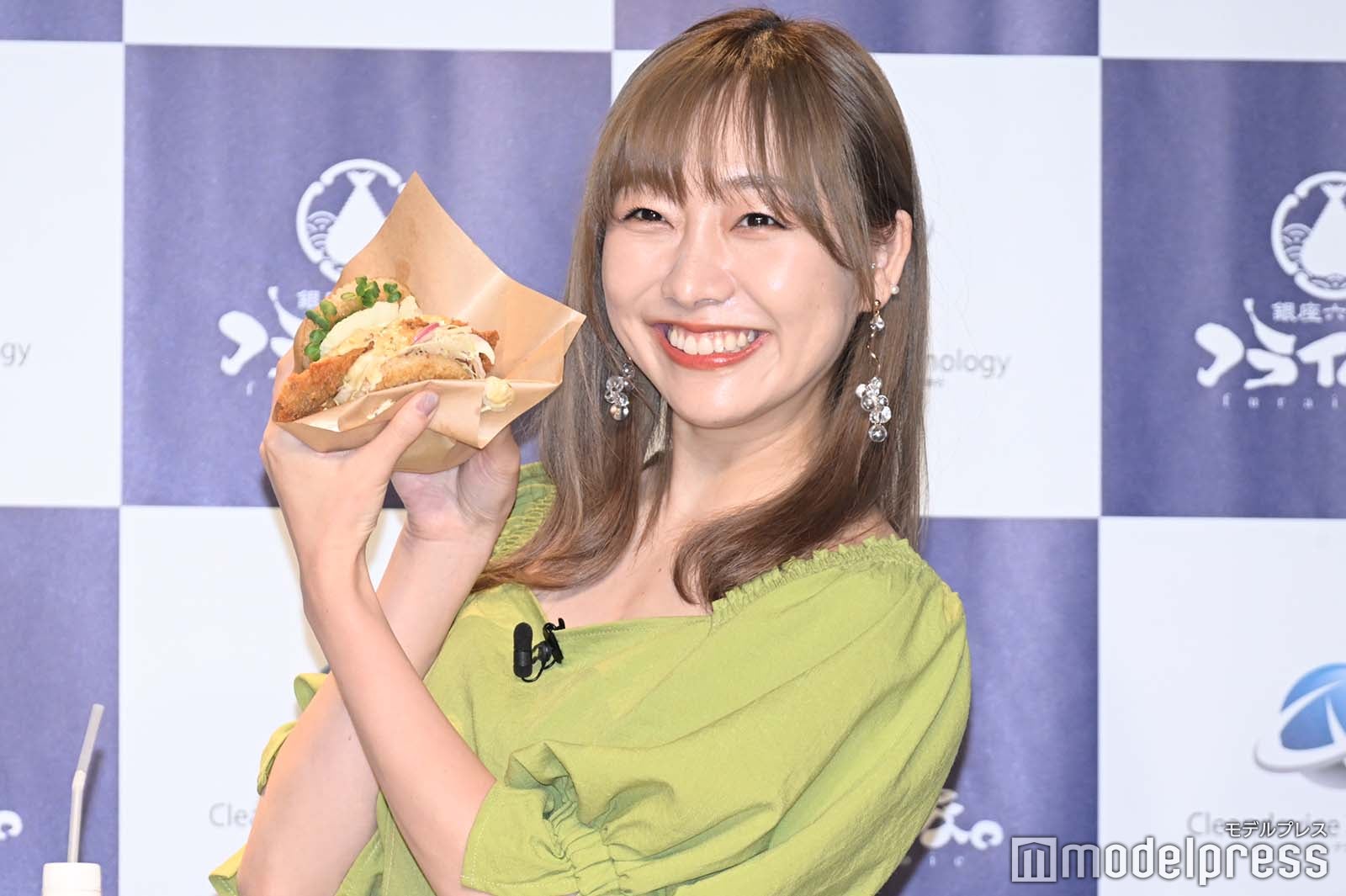 ハンバーガーを手に持つ須田亜香里（C）モデルプレス