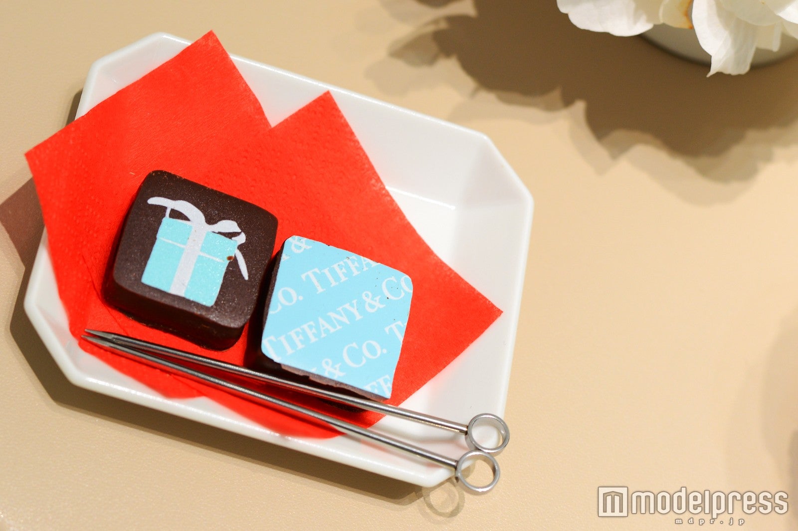 ブルーボックスとブランドロゴを描いたチョコレートは同店オリジナル（C）モデルプレス