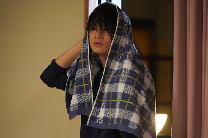 浮所飛貴(C)2021 紺野りさ・小学館/「胸が鳴るのは君のせい」製作委員会