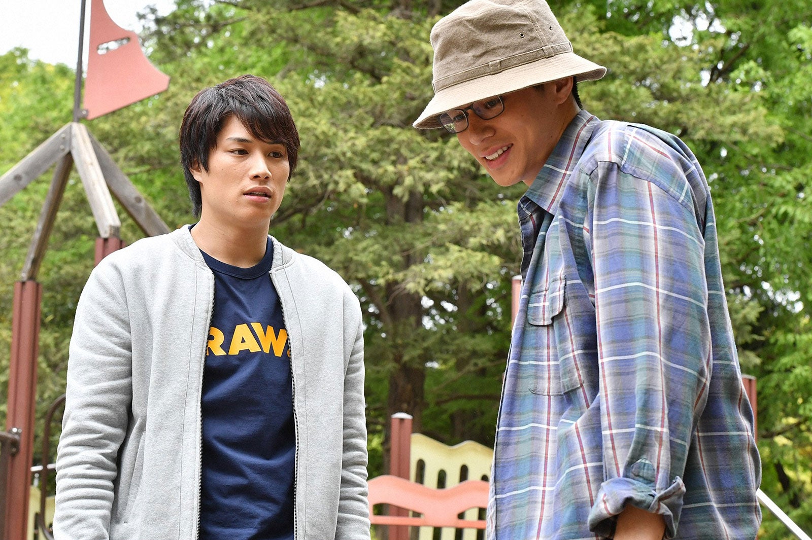 鈴木伸之、東出昌大／「あなたのことはそれほど」第5話より（画像提供：TBS）