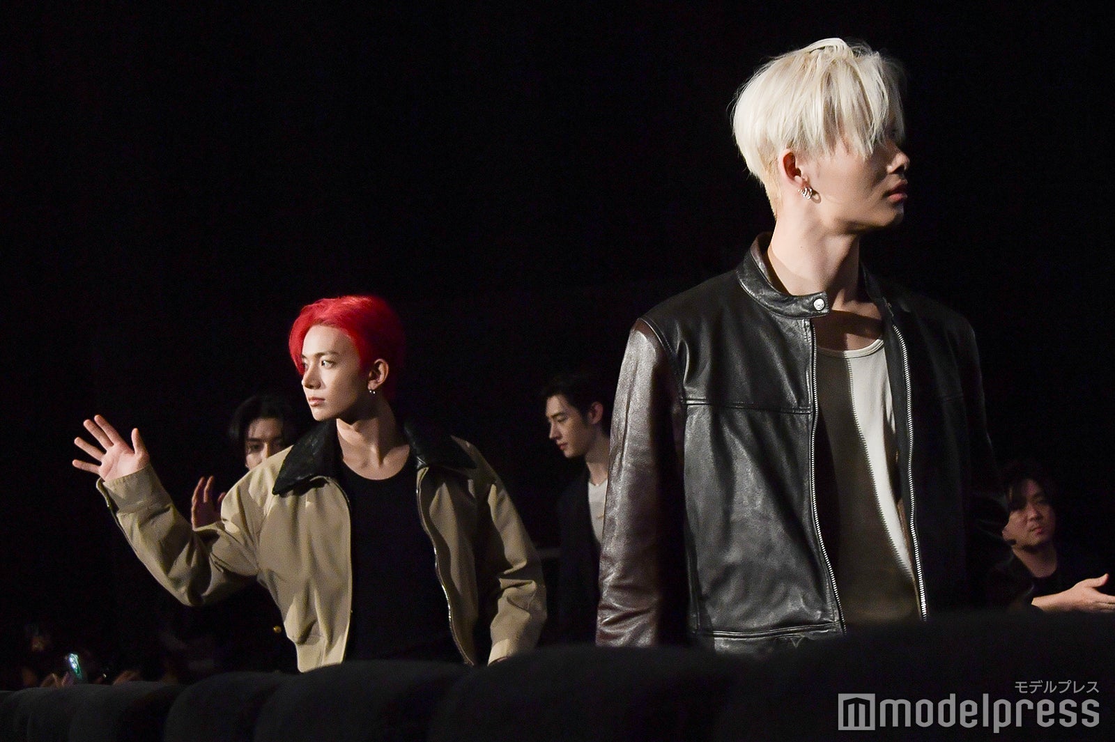 客席に降りるHEESEUNG（ヒスン）、NI-KI（ニキ）（C）モデルプレス