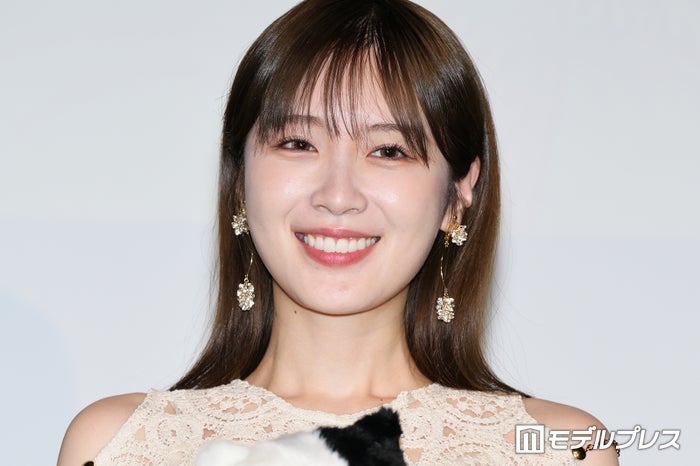 高山一実、地元帰省ショットで美ウエスト披露「可愛すぎる」「さりげない肌見せがおしゃれ」と反響