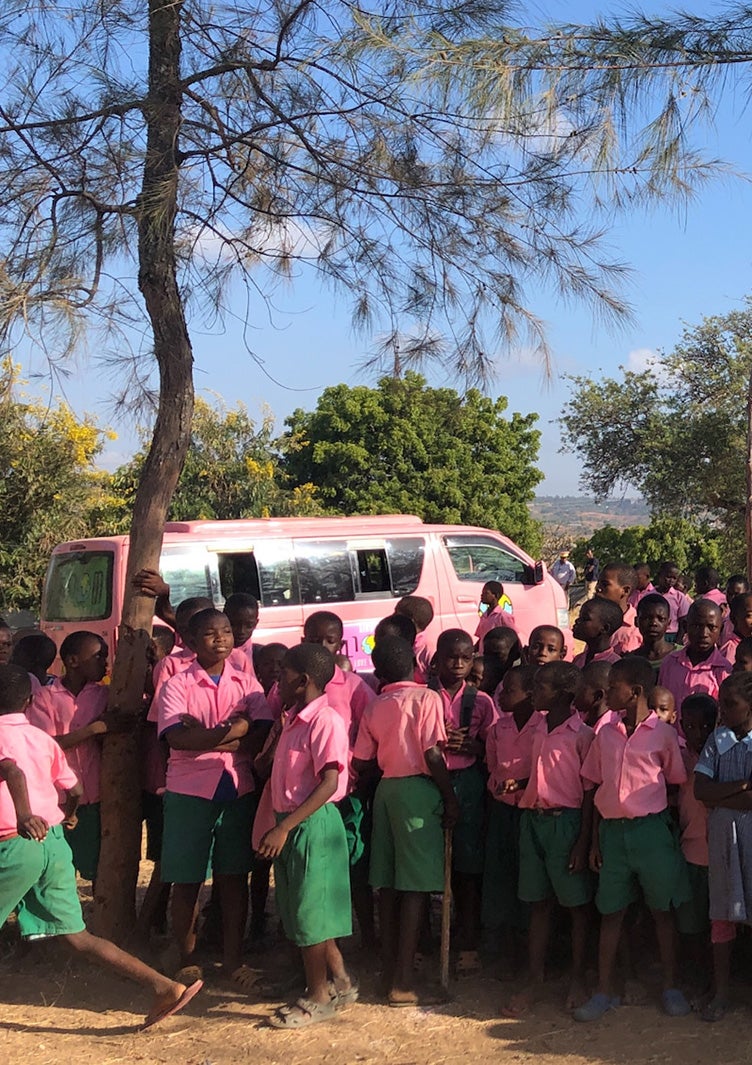 ケニアの子どもたちとラブワゴン（提供画像）