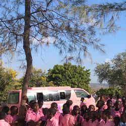 ケニアの子どもたちとラブワゴン（提供画像）