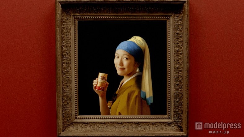 フェルメール作「真珠の耳飾りの少女」に扮する渡辺麻友