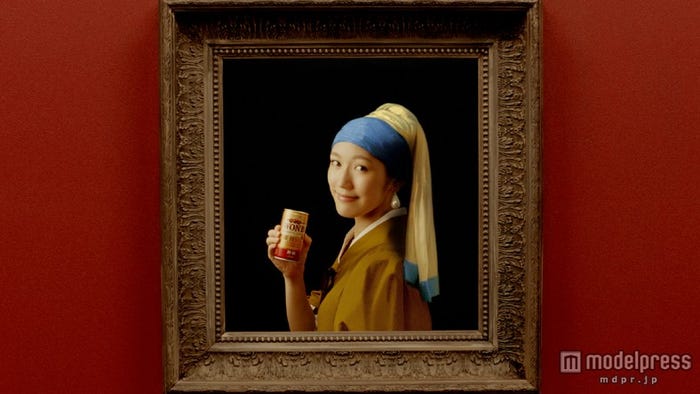 フェルメール作「真珠の耳飾りの少女」に扮する渡辺麻友