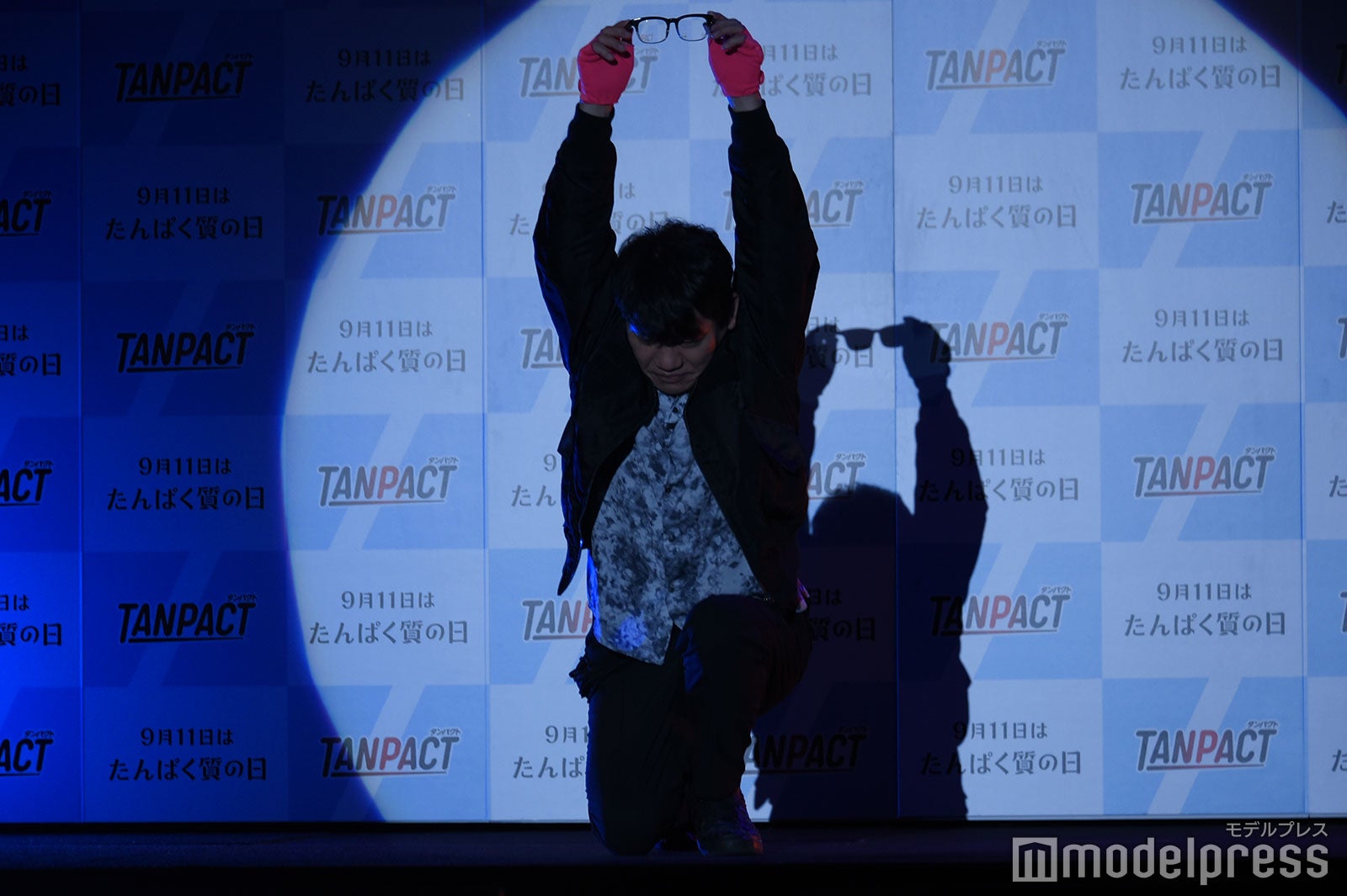 ダンスを披露する飯尾和樹 （C）モデルプレス