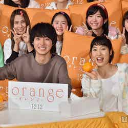 映画『orange -オレンジ-』の「こたつ de オレンジ」試写会で舞台あいさつを行った（左から）山崎賢人、土屋太鳳【モデルプレス】