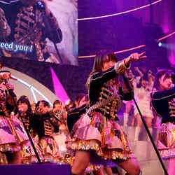 センター曲「ヘビーローテーション」を歌う大島優子／「第3回 AKB48 紅白対抗歌合戦」より