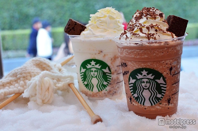 （右から）ショコラティ クランブル ココ フラペチーノ（R）、ホワイトチョコラティ クランブル ココ フラペチーノ（R）