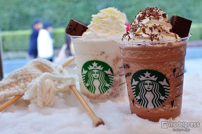 (右から)ショコラティ クランブル ココ フラペチーノ(R)、ホワイトチョコラティ クランブル ココ フラペチーノ(R)