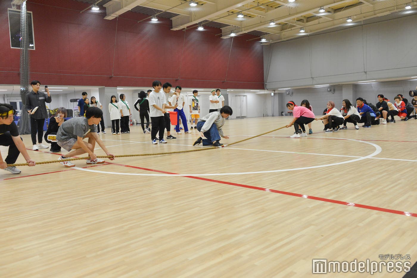 綱引き(C)モデルプレス