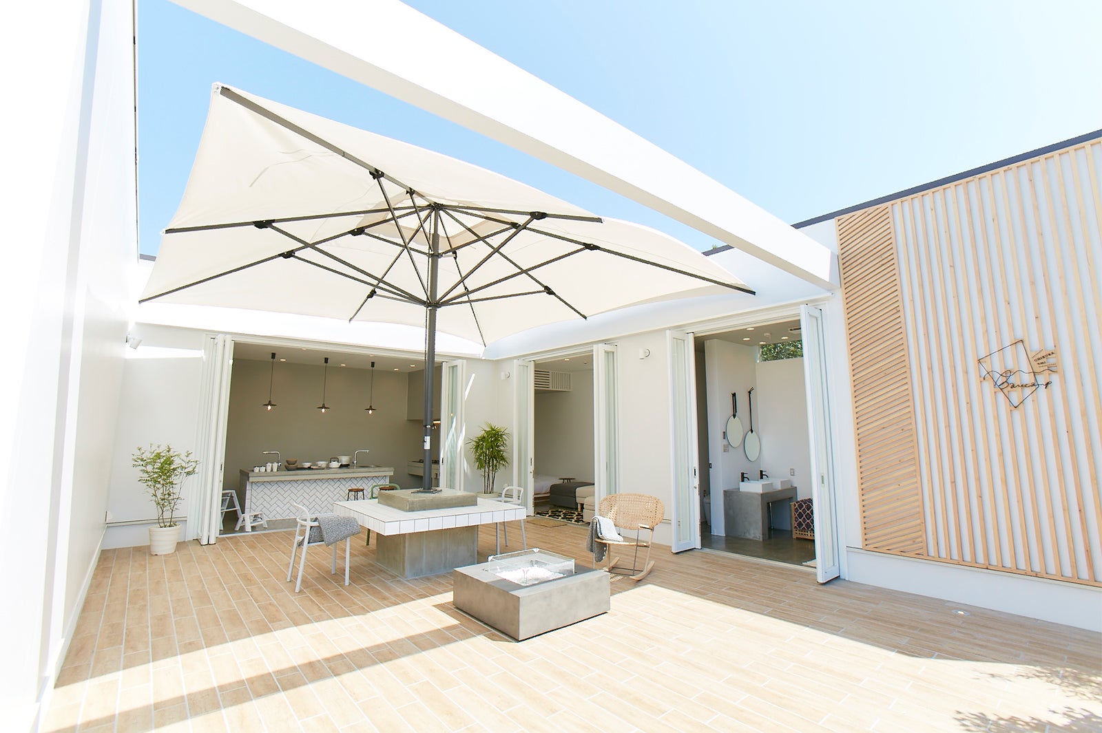 雨の日対策のパラソル／画像提供：バンズシティ