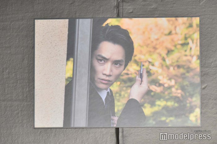 鈴木伸之が自画自賛した場面写真 (C)モデルプレス