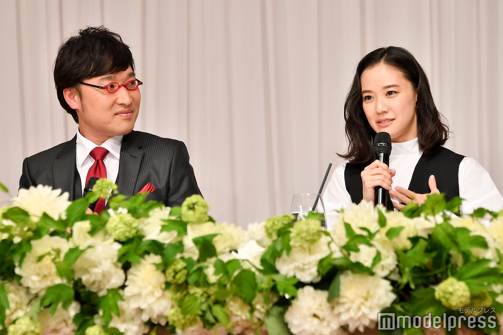 山里亮太＆蒼井優（C）モデルプレス