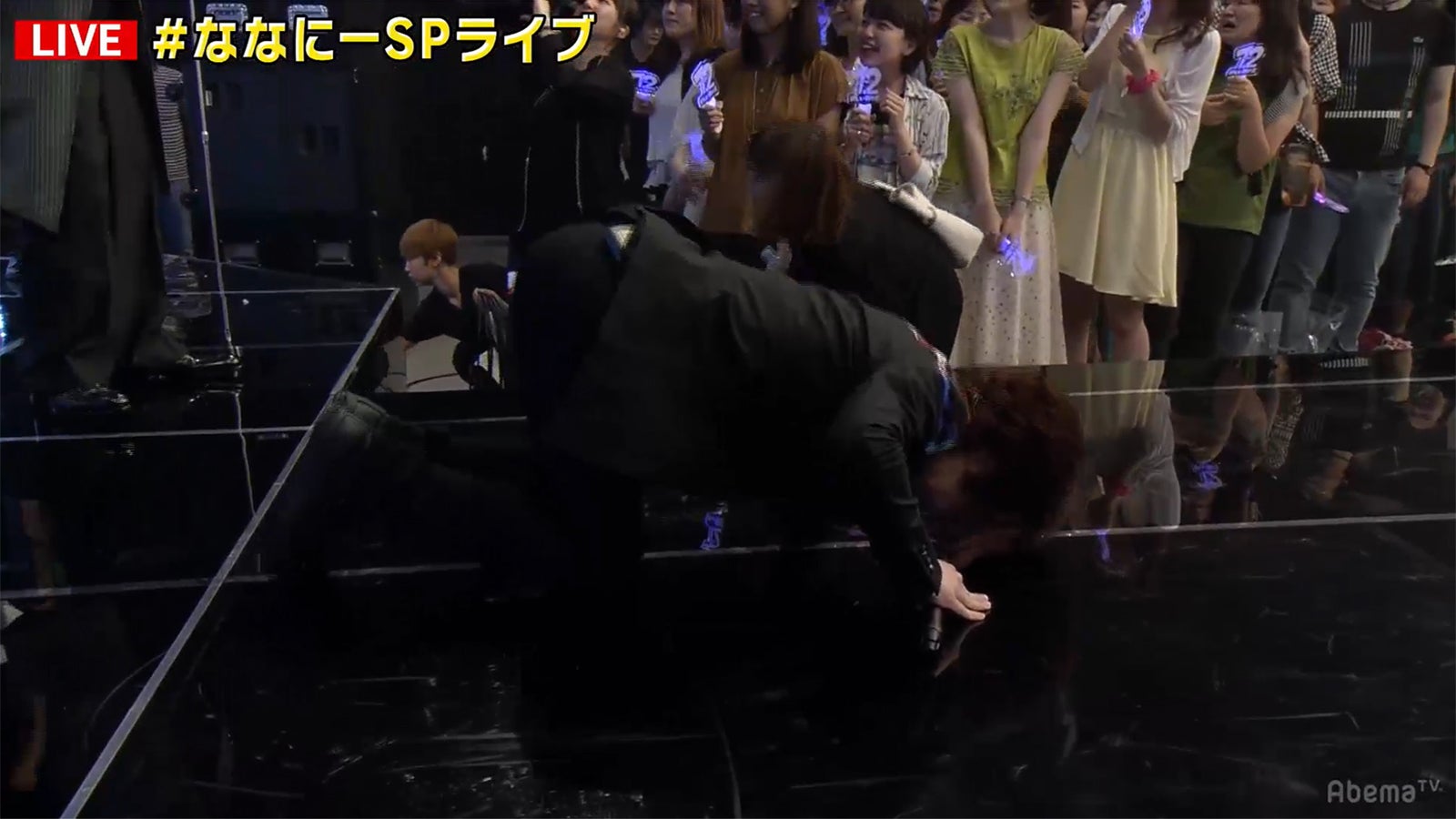 頭を下げる鬼龍院翔 （C）AbemaTV