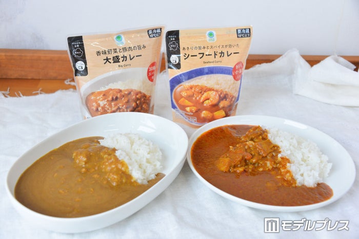 （左から）「香味野菜と豚肉の旨み 大盛カレー」「あさりの旨みとスパイスが効いたシーフードカレー」（C）モデルプレス