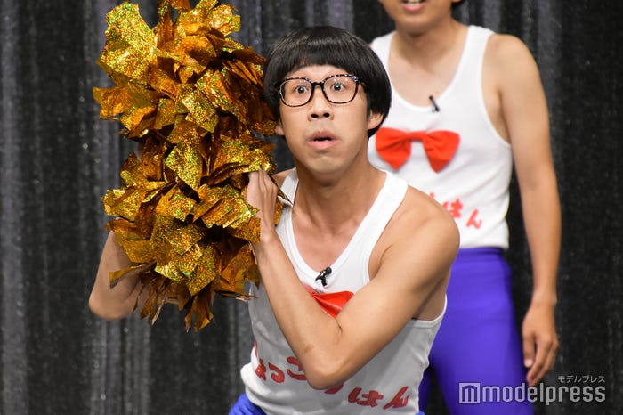 宇野実彩子が真似したひょっこりはん (C)モデルプレス