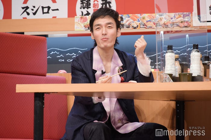お寿司を食べて満足気な草なぎ剛(C)モデルプレス
