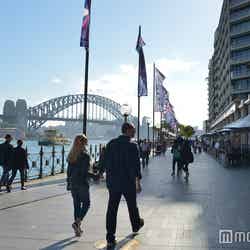 爽やかな朝のサーキュラー・キーをお散歩(C)モデルプレス