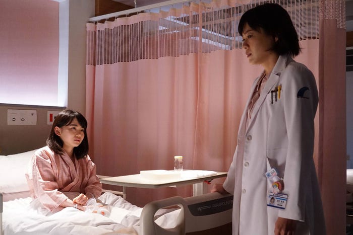 山田杏奈・上野樹里/「グッド・ドクター」第2話より(C)フジテレビ