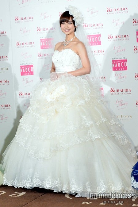 前面にあしらわれたハート型のフリルが特徴的な純白のウェディング姿の篠田麻里子