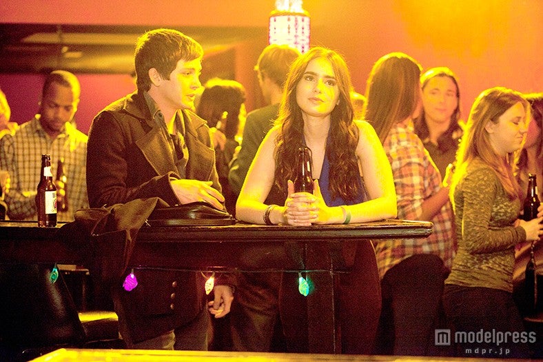 リリー・コリンズ（右）（C）2012 Writers the Movie,LLC