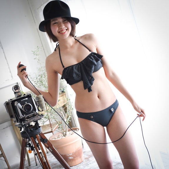 カットワークレースフリルバンドゥービキニ「BENETTON」10,000円（税抜）