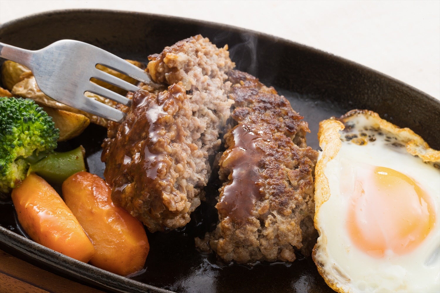 4月～11月の土・日・祝日のみ営業している「稲葉山カフェレストラン」のハンバーグ定食／提供画像