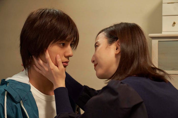 荒木飛羽、松井玲奈 「少年のアビス」第5話より(C)峰浪りょう・集英社/「少年のアビス」製作委員会・MBS