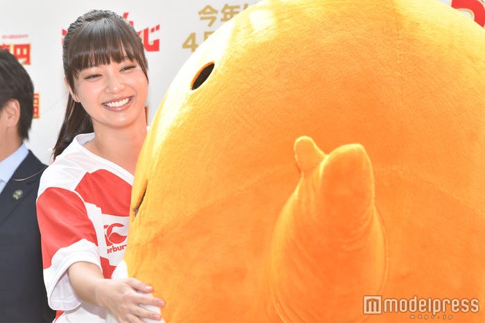 新川優愛(左) (C)モデルプレス