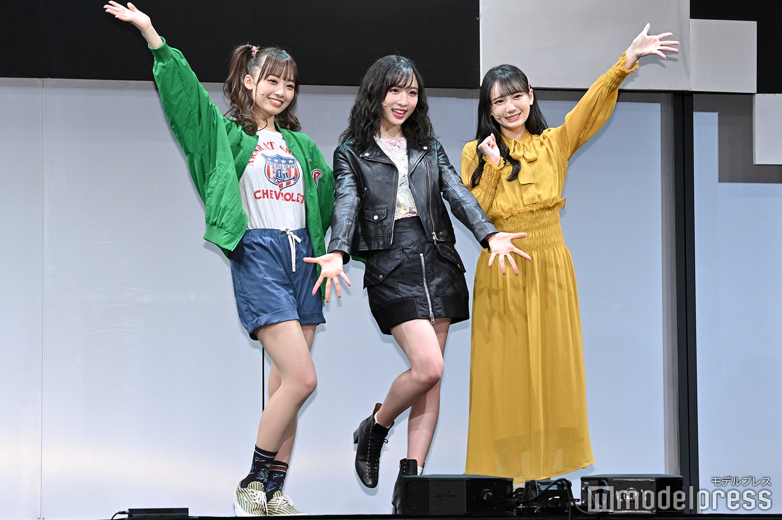 濱岸ひより、小栗有以、鈴木瞳美（C）モデルプレス