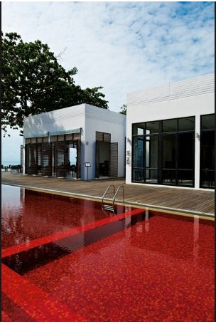 一面真っ赤なタイルを敷き詰めたプール／「The Library」オフィシャルサイトより