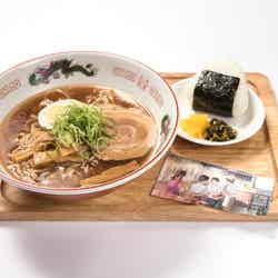 ラーメン屋吉野のラーメン・場面カットカード付き¥1,180(C)2016「君の名は。」製作委員会